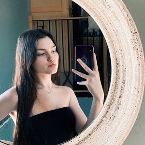 Meet your Posher, Caitlyn